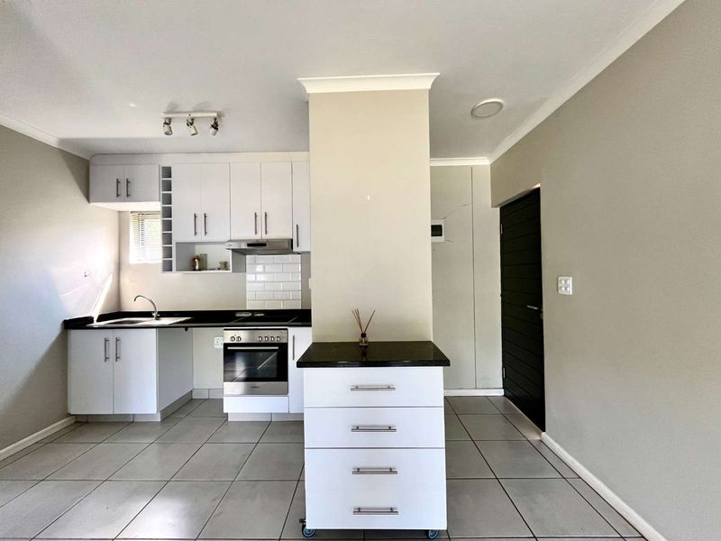 Stylish 1-Bed Garden Apartment in Sought-After The Woods Estate - Photo 4