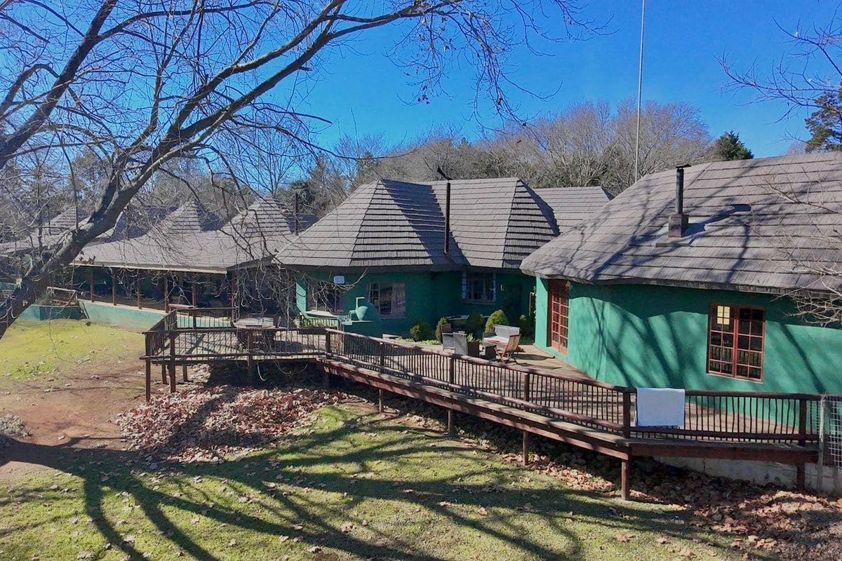 Stunning 3-Bedroom home with Cottage Office, and 4 Car Garage in Rosetta - Photo 3
