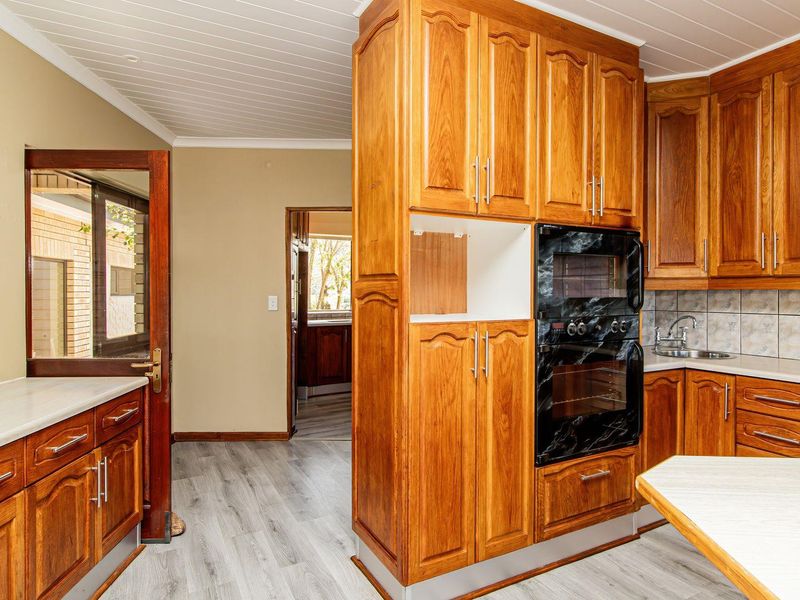 CHARMING APPEAL ENDLESS POSSIBILITIES - PRICED TO SELL FAST! - Photo 7