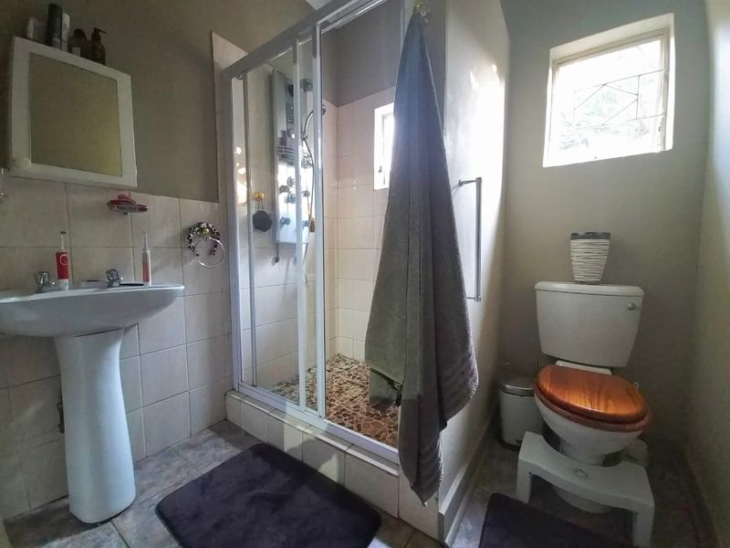 Spacious 4 Bedroom Family Home with Flatlet on a Prime Corner Stand in Rietondale - Photo 9