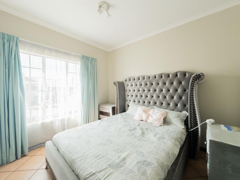 2 Bedroom Townhouse with Covered balcony - Photo 9