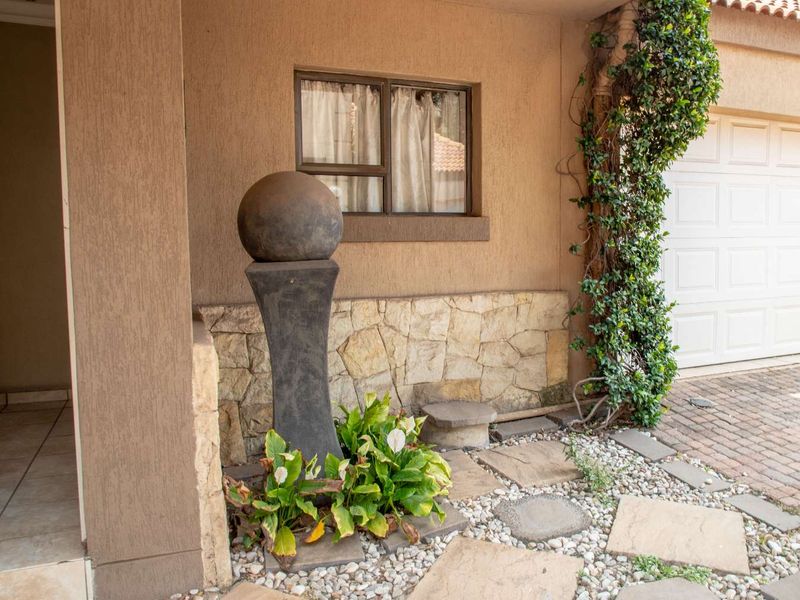 Exceptional Duplex 3 Bedroom Townhouse for Sale - Comfort-  Stylish - Photo 3