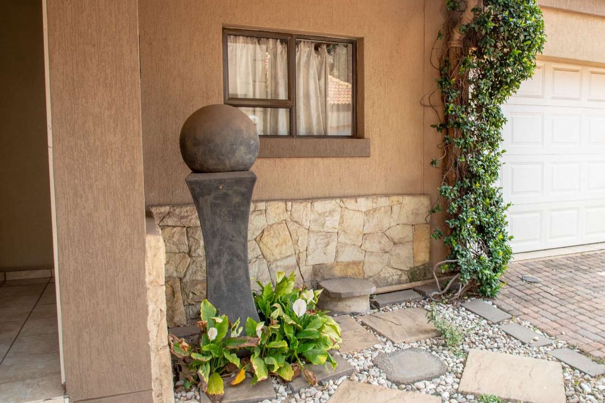 Exceptional Duplex 3 Bedroom Townhouse for Sale - Comfort-  Stylish - Photo 3