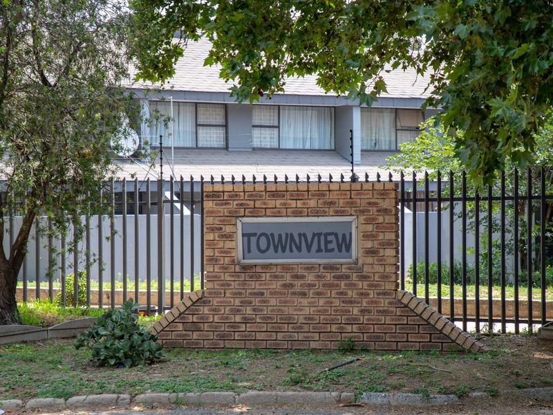 BUDGET-FRIENDLY 3-BEDROOM DUPLEX - Photo 4