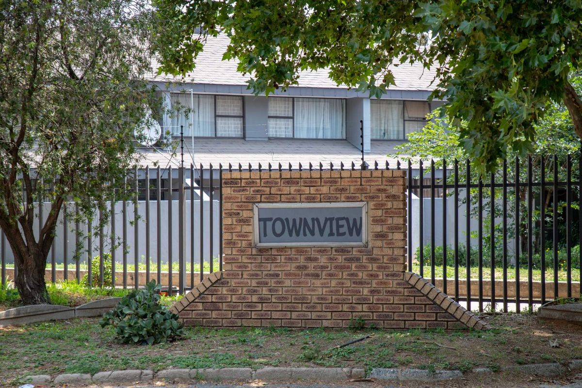 BUDGET-FRIENDLY 3-BEDROOM DUPLEX - Photo 4