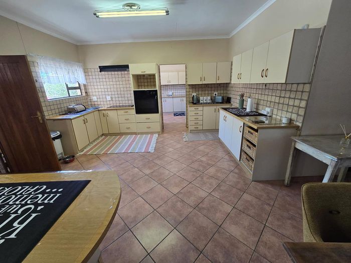 Property #2479128, House For Sale in Henties Bay Central