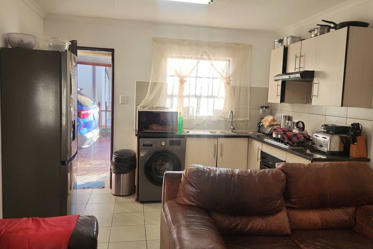 3 Bedroom House For Sale in Heatherview - Photo 2