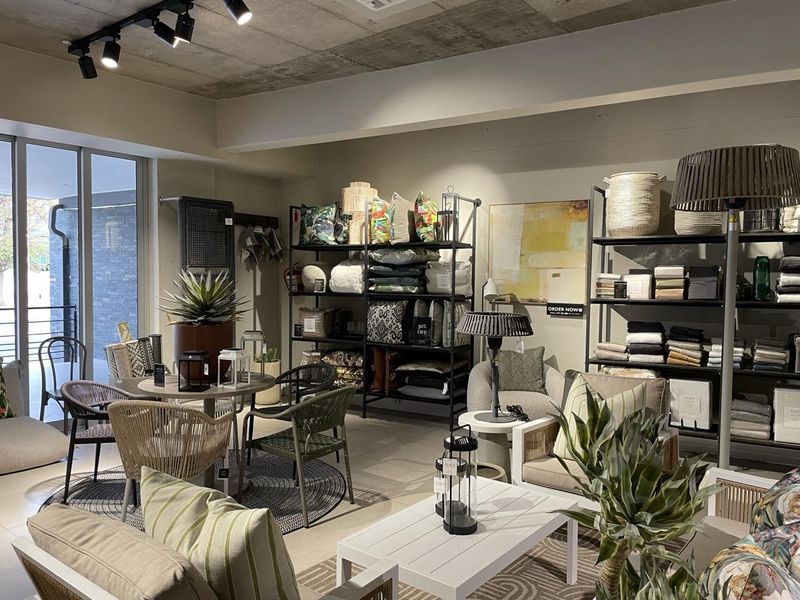 "Dynamic Workspace: 235m2 Office with Kitchenette and Storage!" - Photo 8