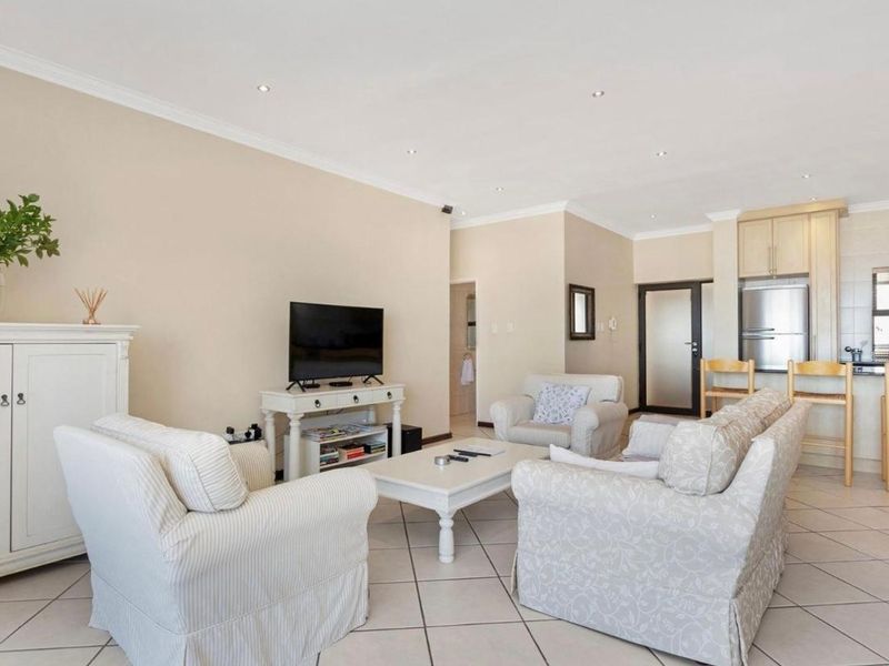 Fully furnished Penthouse with Panoramic Views – Waves Edge, Big Bay - Photo 8