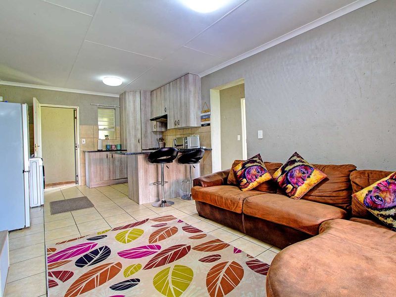 Prime Location: Chic Apartment with En-Suite & Outdoor Braai! - Photo 2