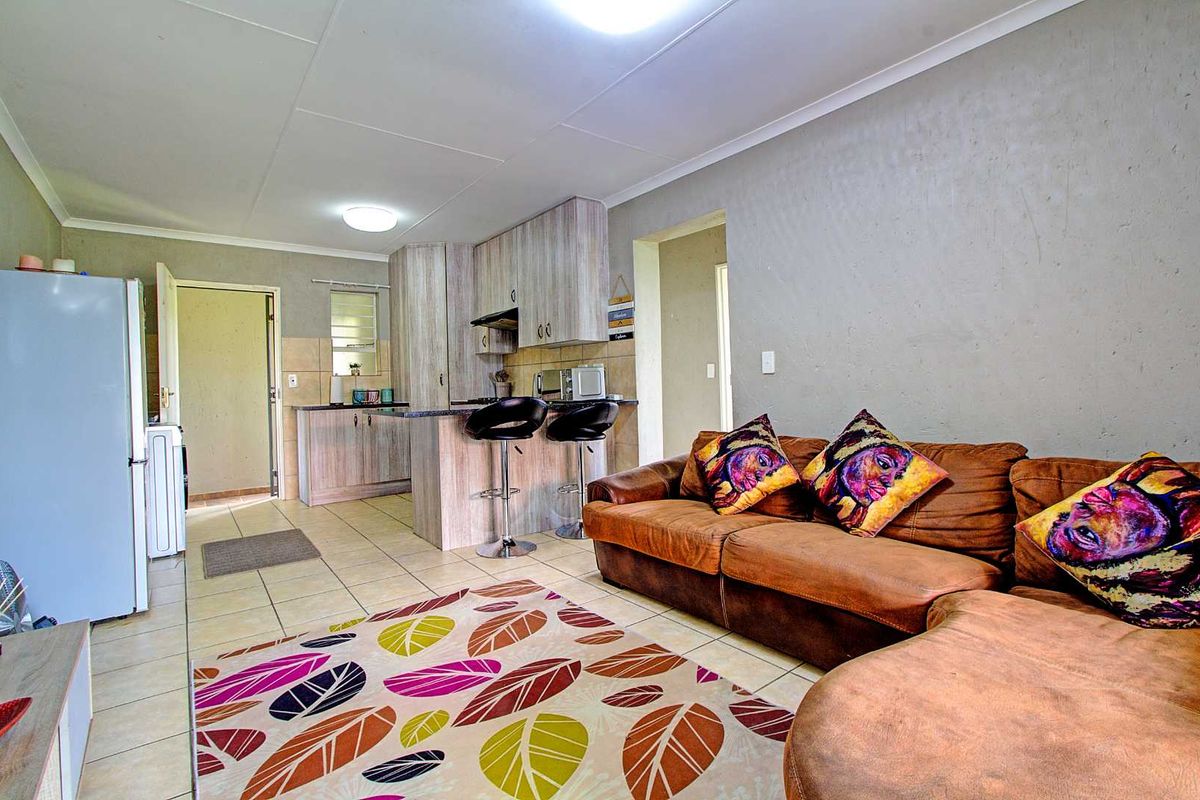 Prime Location: Chic Apartment with En-Suite & Outdoor Braai! - Photo 2