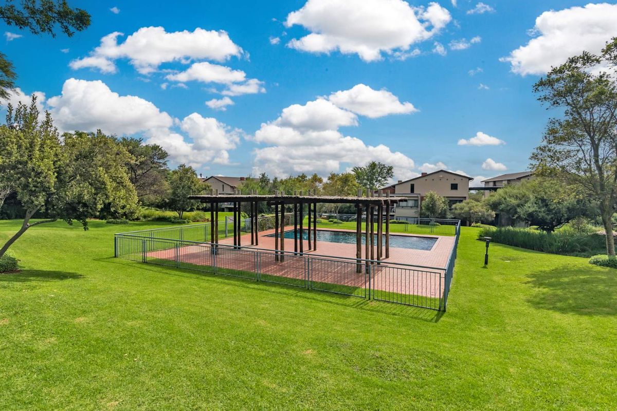 Ground floor gem - Golf course views Await! - Photo 2