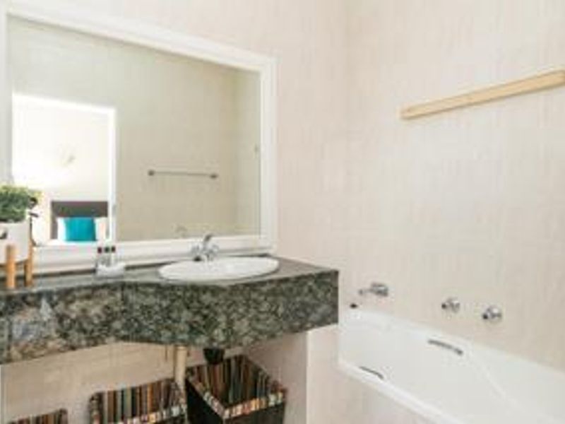FURNISHED BACHELOR APARTMENT - Photo 9