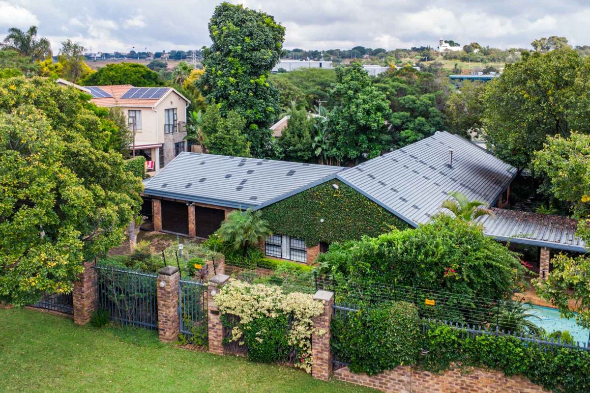 4 Bedroom Beauty For Sale in Erasmuskloof - Photo 2