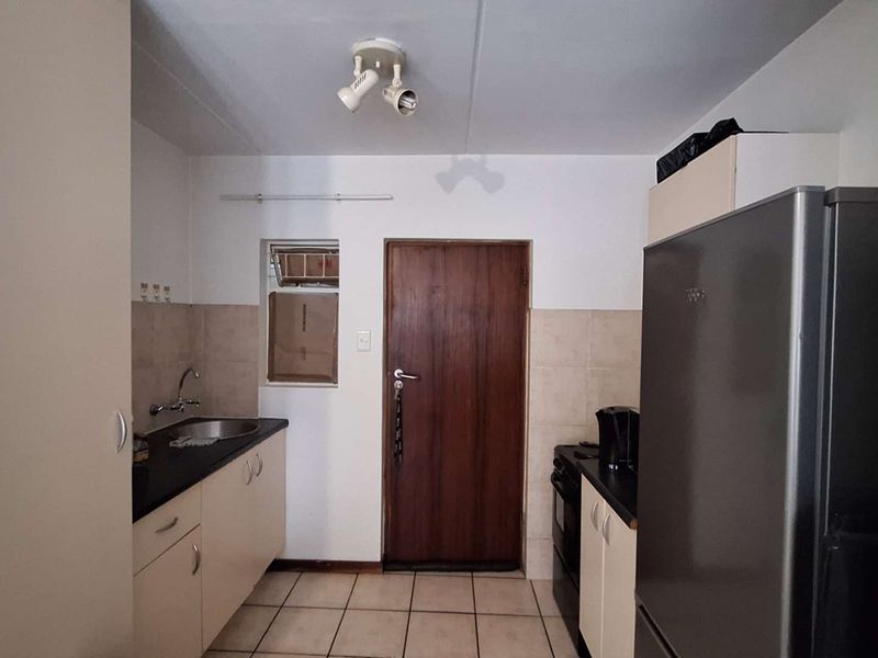 Bachelor Apartment in Richmond - Photo 2