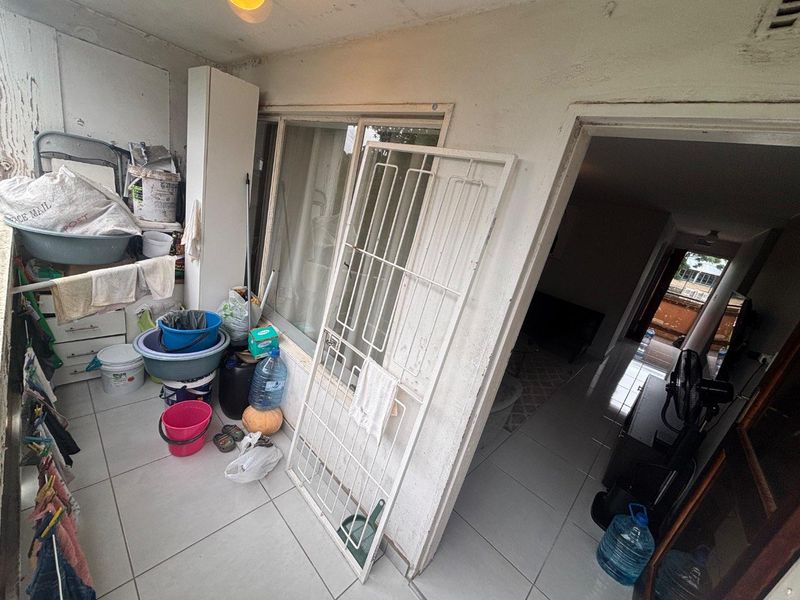 Spacious 2-Bedroom Apartment for Sale – Secure Complex with Pool & Balcony - Photo 7