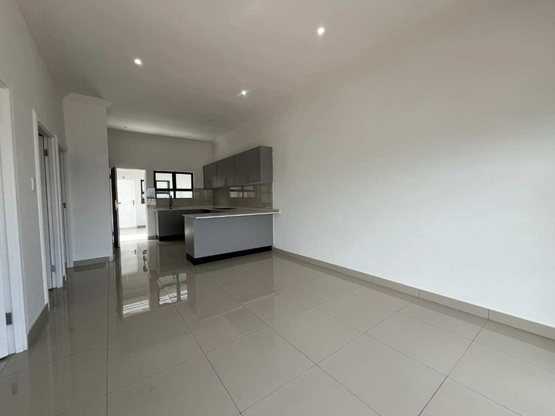 Modern 2-Bedroom Apartment for Ren - Photo 3