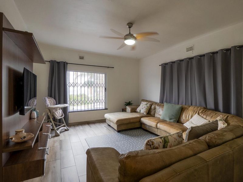 Spacious with distant sea views - Photo 3