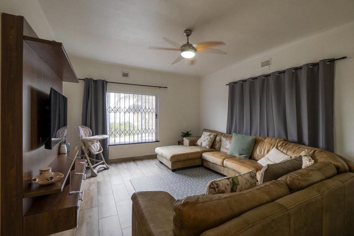 Spacious with distant sea views - Photo 3