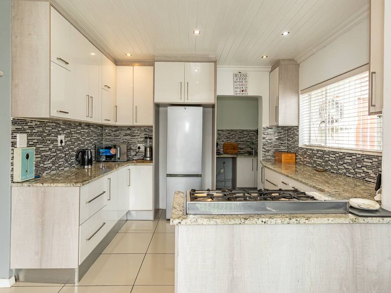 Perfect Family Home in Fairways, Cape Town. - Photo 8