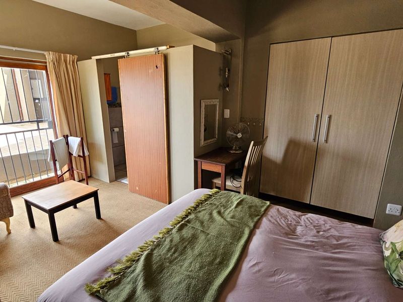 Spacious 5 Bedroom Family Home in Schoemansville Hartbeespoort - Photo 9