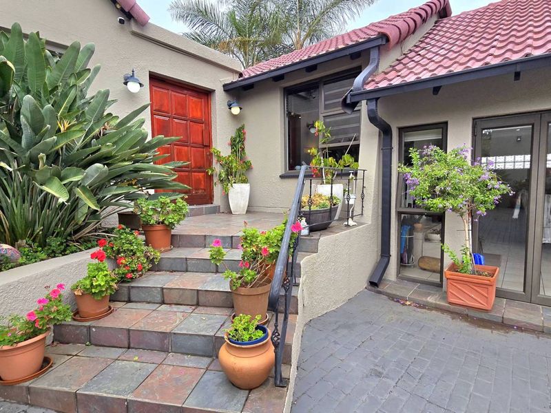 5 Bedroom House for Sale in Mulbarton - Photo 2