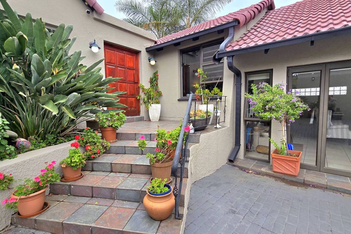 5 Bedroom House for Sale in Mulbarton - Photo 2