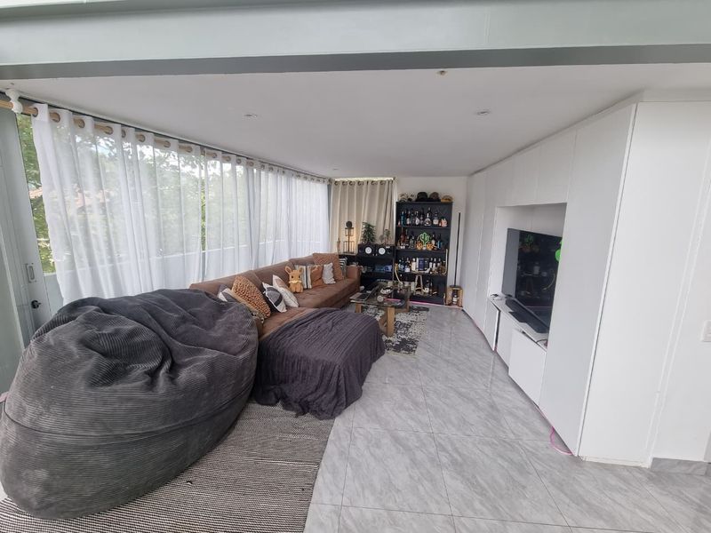 Unfurnished Two Bedroom Penthouse To Rent in Tamboerskloof! - Photo 8