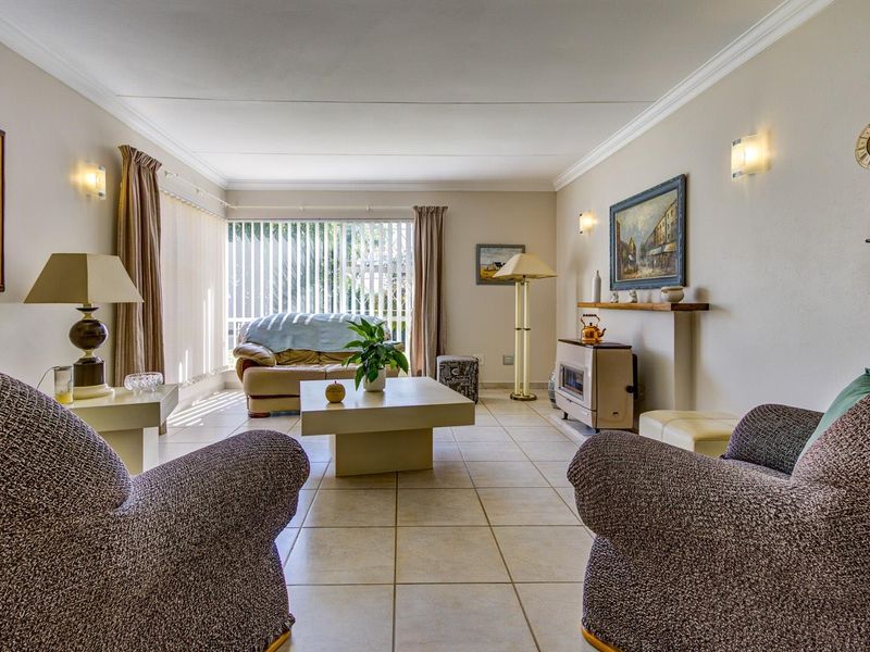 EXCEPTIONALLY NEAT FAMILY HOME IN THE UPMARKET ESTATE OF MOREHILL CLOSE - Photo 3