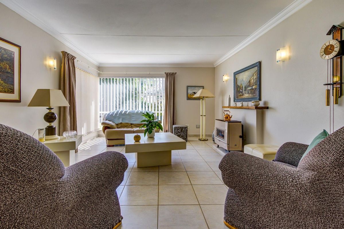 EXCEPTIONALLY NEAT FAMILY HOME IN THE UPMARKET ESTATE OF MOREHILL CLOSE - Photo 3