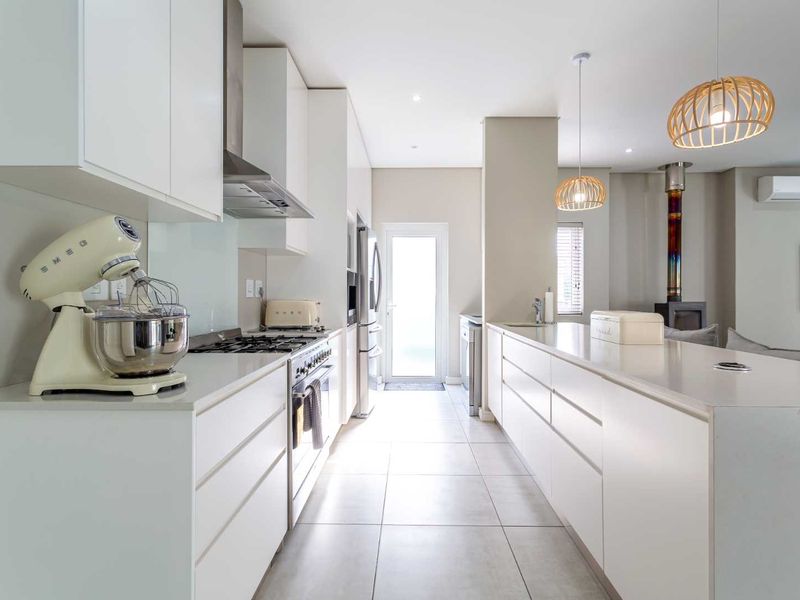 Elegant Five-Bedroom Home with Relaxing Outdoor Areas in Le Domaine Neighbourhood on Val de Vie Estate - Photo 6