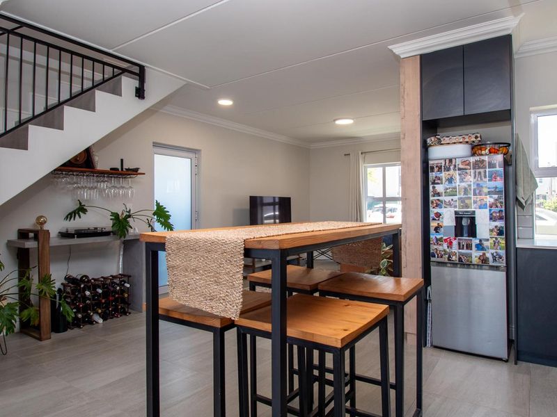 Modern 3-Bedroom Home in Secure Estate with Uninterrupted Mountain Views - Photo 3