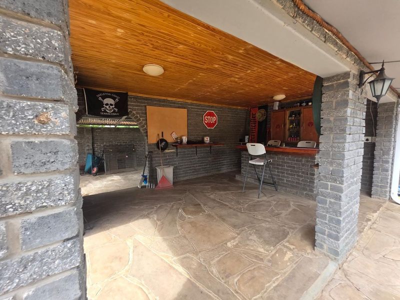 Large 3-bedroom house for sale in Tsumeb - Photo 10