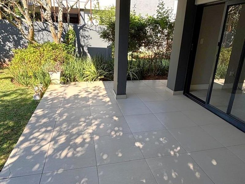 Coastal Estate Townhouse with Garden - Photo 3