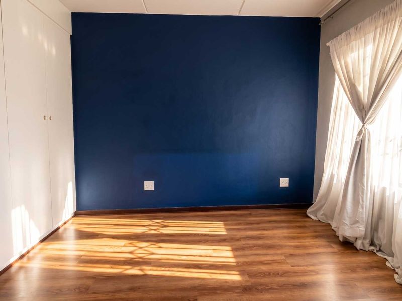 Charming Two-Bedroom Ground Floor Apartment in Secure Complex - Photo 7