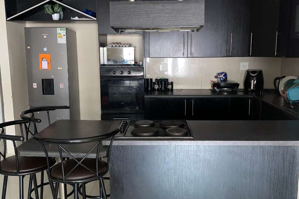 Don’t miss out on this one, search no further!!!! Super Spacious Townhouse Selling below Valuation - Photo 2