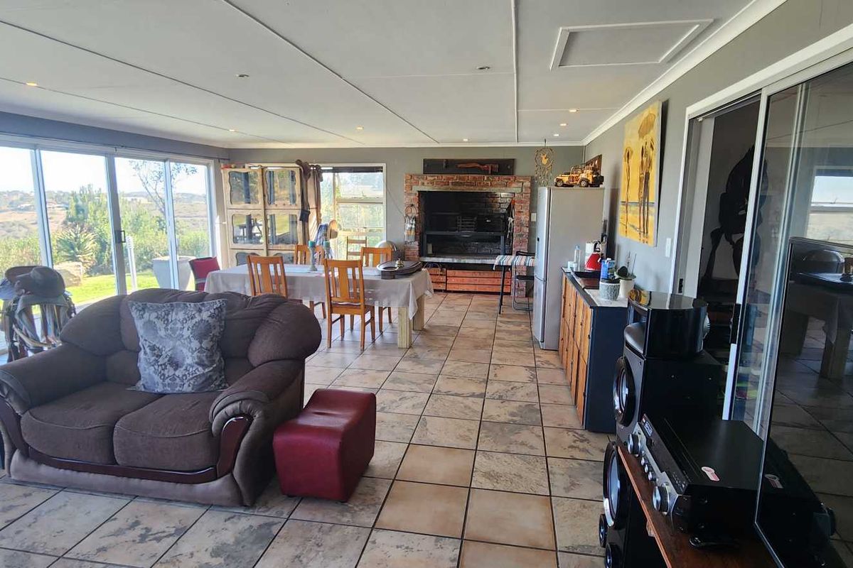 PEACEFUL COUNTRY STYLE LIVING WITH POOL SIDE PRIVACY - Photo 4