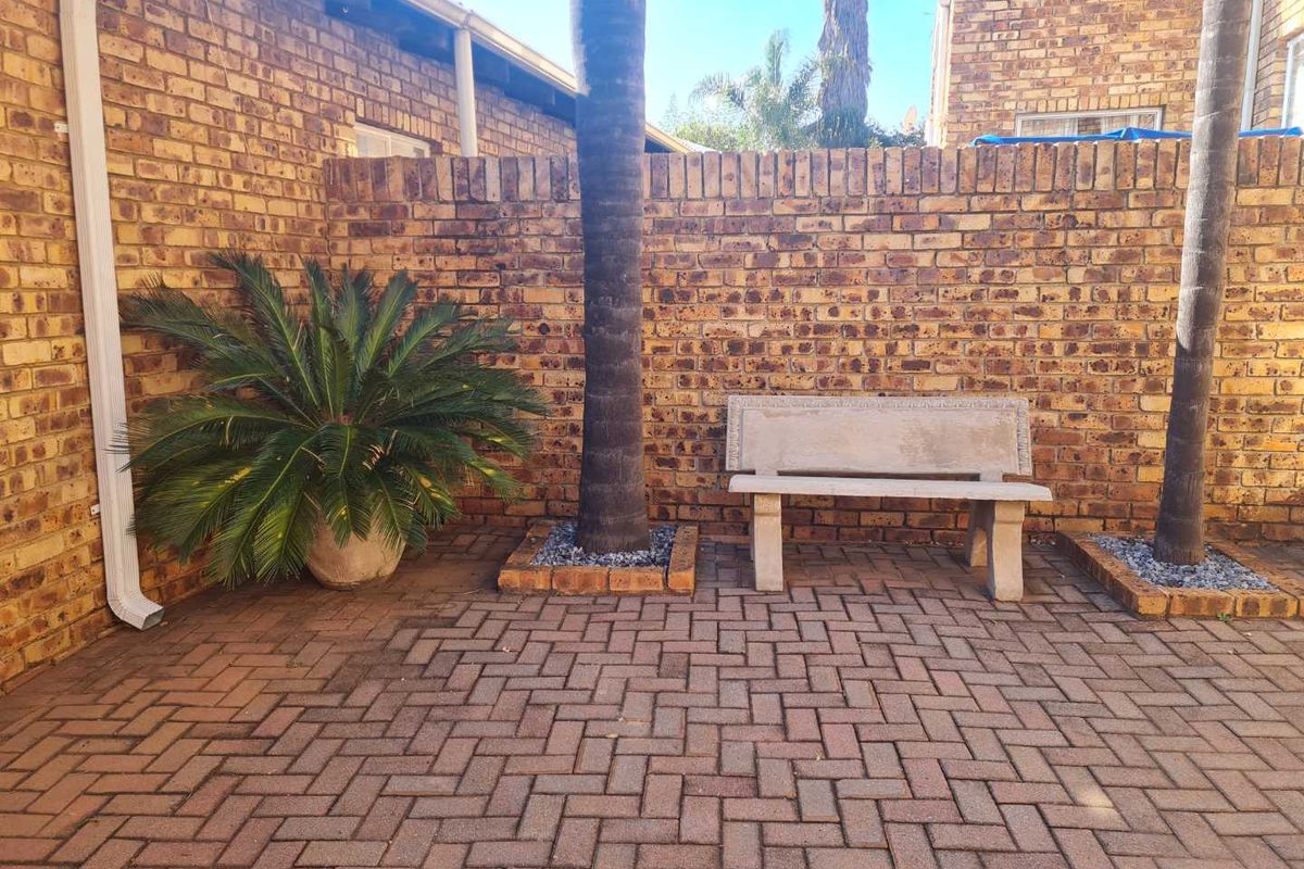 BEAUTIFUL BOTTOM STACK UNIT WITH LOTS OF EXTRAS - Photo 3