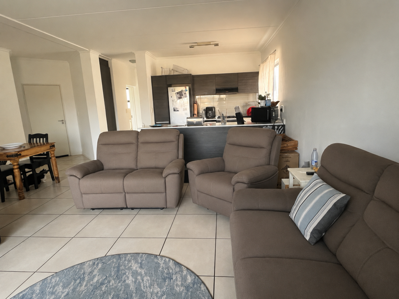 Modern 2 Bedroom, 2 Bathroom Apartment in Olivedale - Photo 3