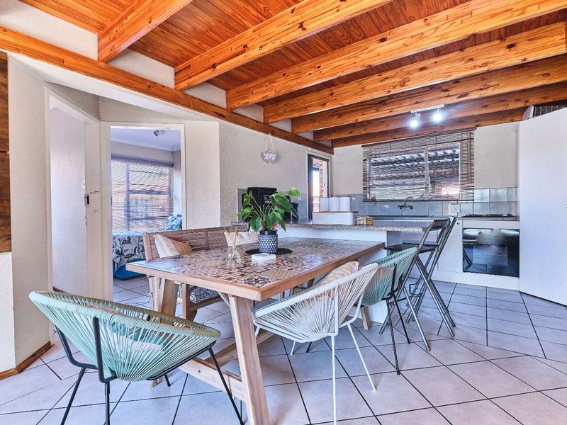 ENTERTAINMENT, SPACE AND EXPANSIVE GARDEN TO DIE FOR. - Photo 3