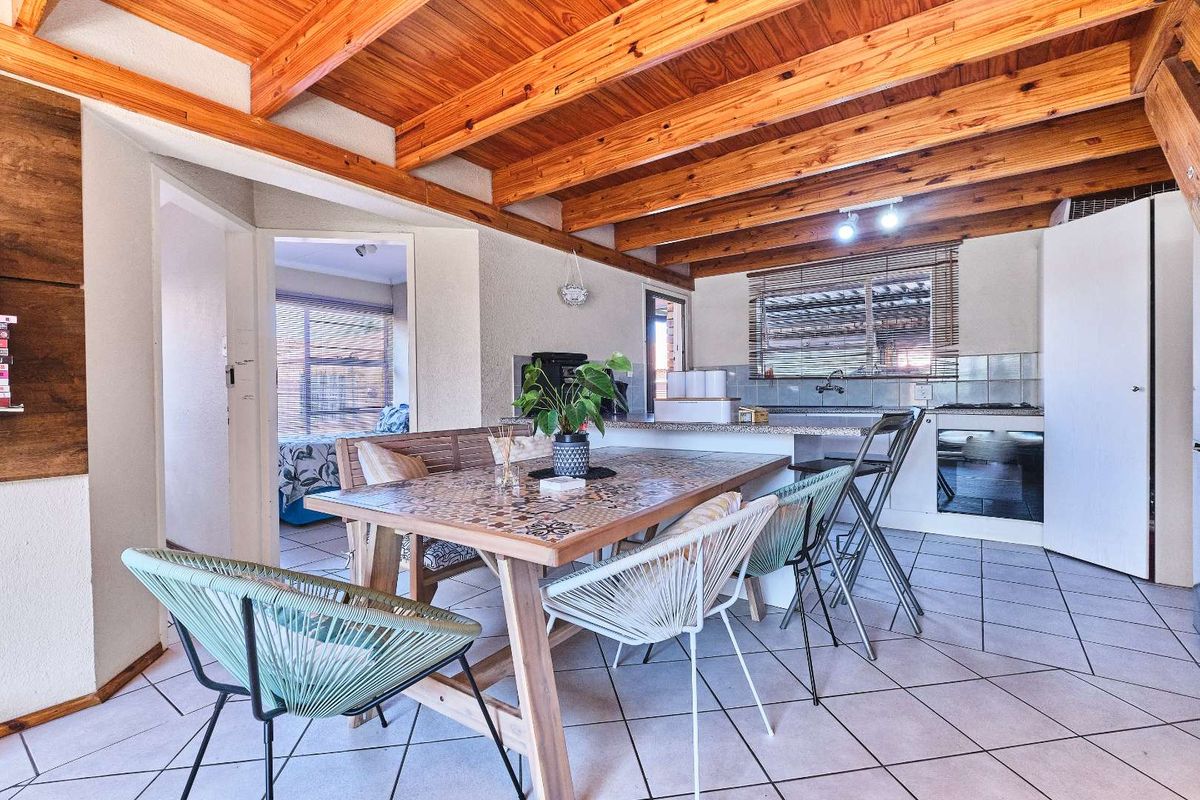 ENTERTAINMENT, SPACE AND EXPANSIVE GARDEN TO DIE FOR. - Photo 3
