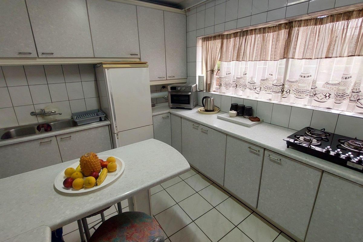 Charming Home with Separate Flatlet & Spacious Backyard - Photo 3