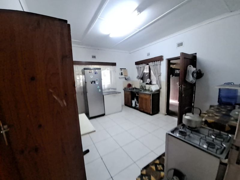 Charming 3-Bedroom Fixer-Upper in Sought-After Arboretum - Photo 3