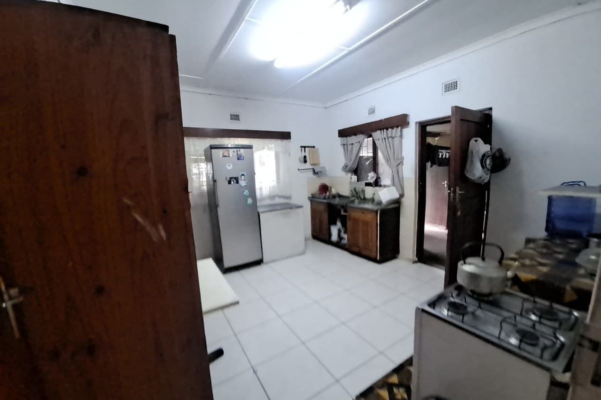 Charming 3-Bedroom Fixer-Upper in Sought-After Arboretum - Photo 3