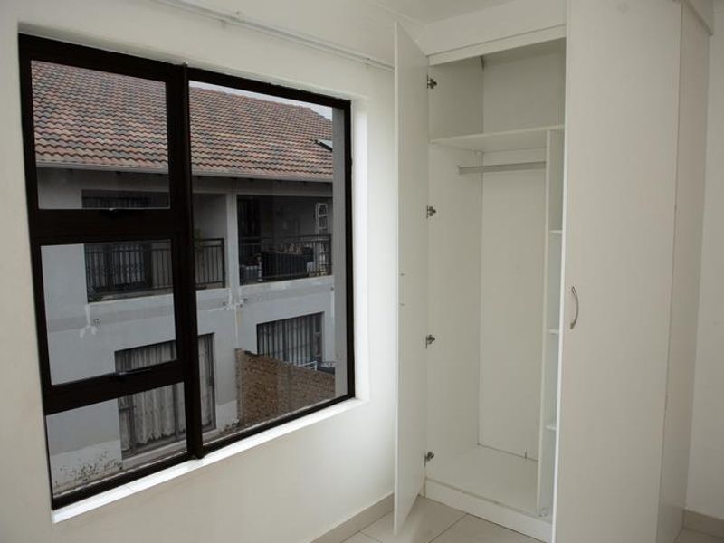3 BEDROOM TOWNHOUSE - Photo 7