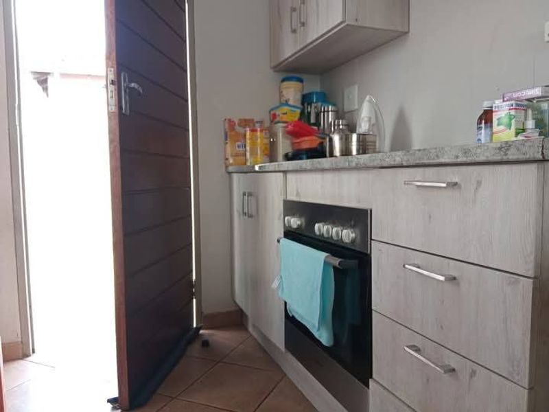 2 Bedroom, 1 Bathroom House for Sale in Lotus Gardens - Photo 3