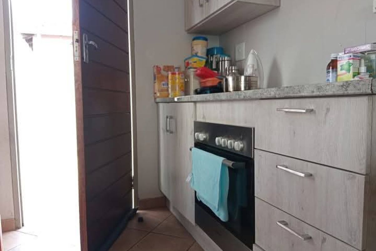 2 Bedroom, 1 Bathroom House for Sale in Lotus Gardens - Photo 3