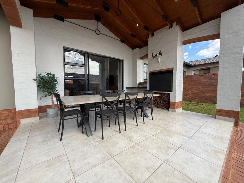 Modern iQ Marula 3-Bedroom Single-Level Townhouse with Spacious Layout and Double Garage - Photo 3