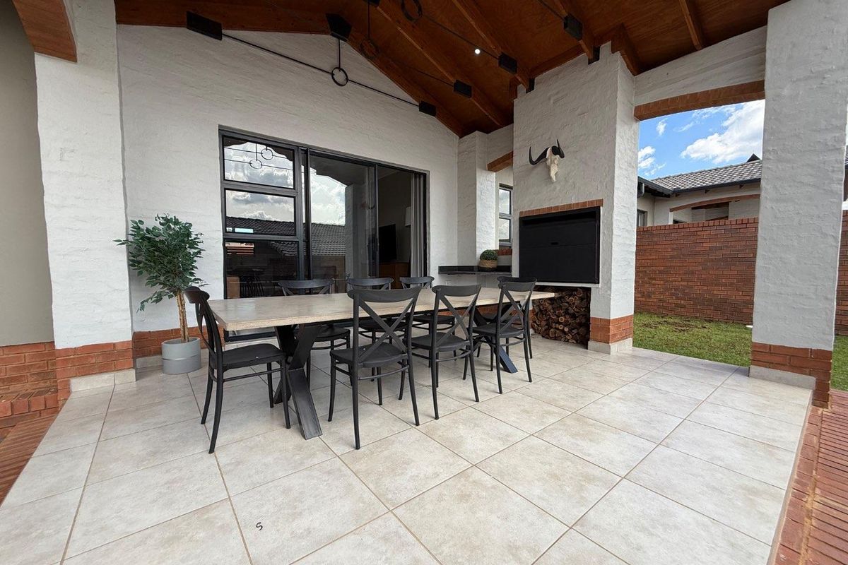 Modern iQ Marula 3-Bedroom Single-Level Townhouse with Spacious Layout and Double Garage - Photo 3