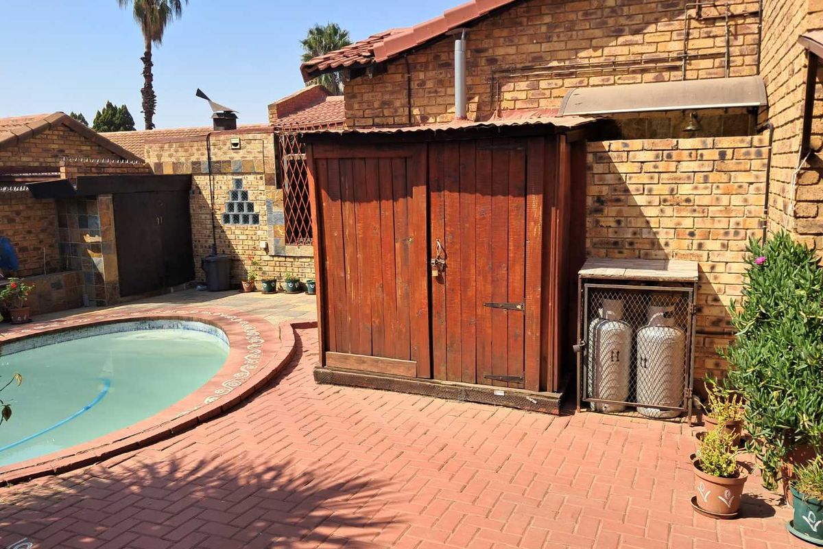 4 Bedroom House for Sale - Photo 3